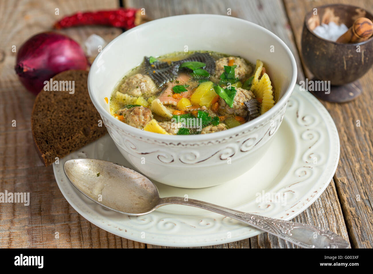 Suppe mit Nudeln und Frikadellen Türkei. Stockfoto