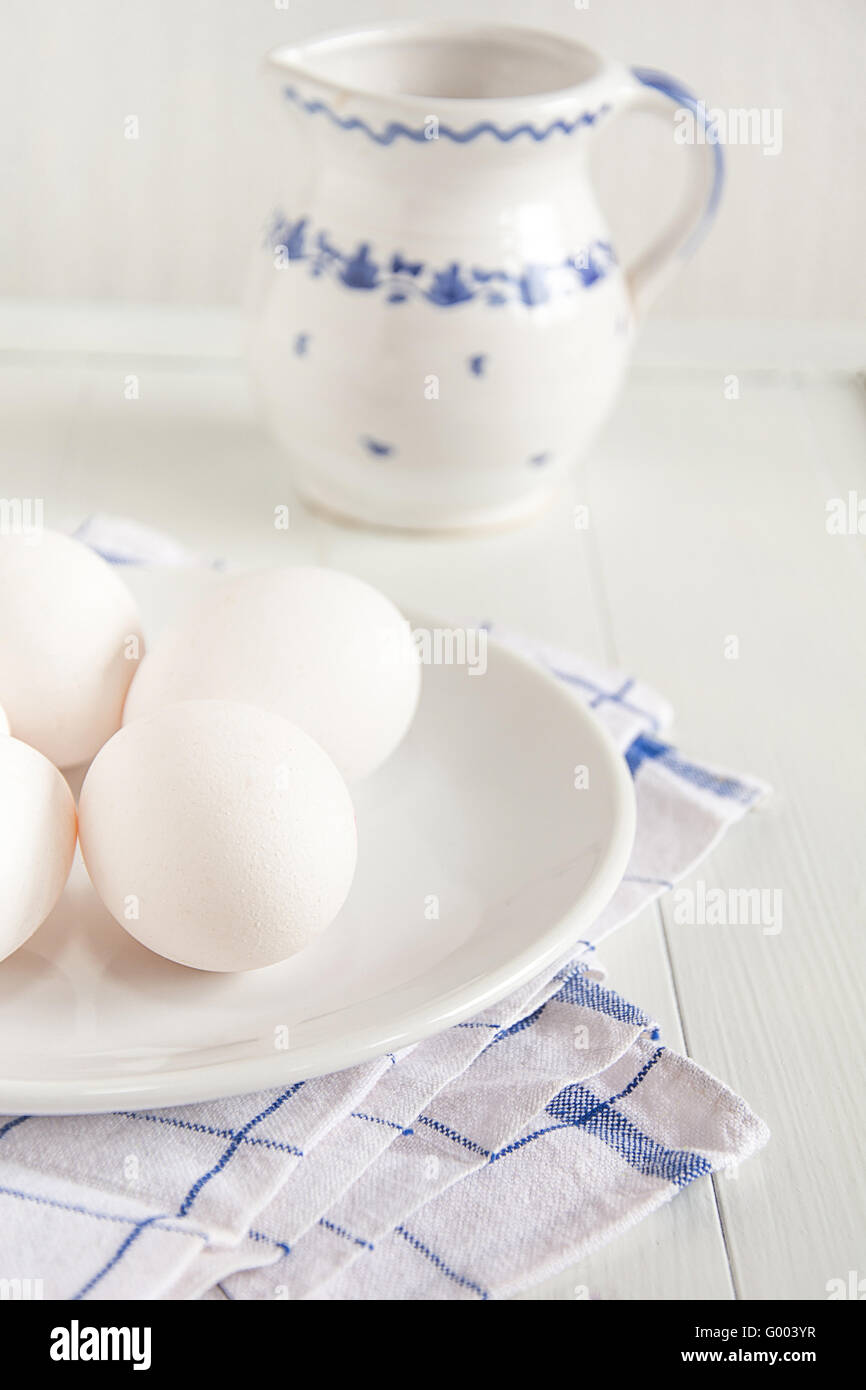 Rohe Eiern liegen auf einem Teller Stockfoto
