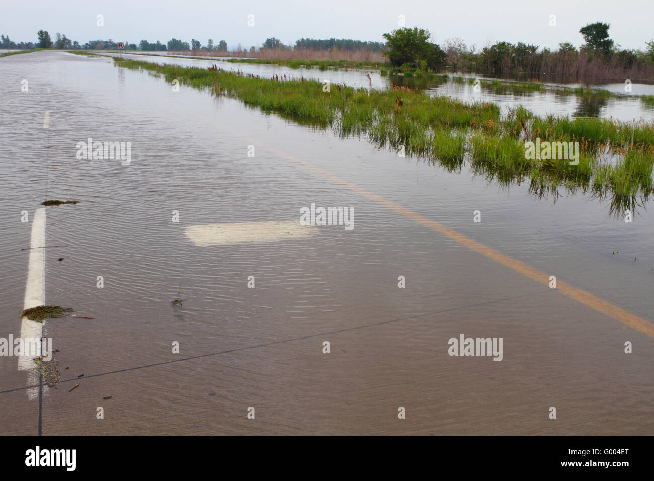 Autobahn im mittleren Westen bedeckt mit Hochwasser Stockfoto