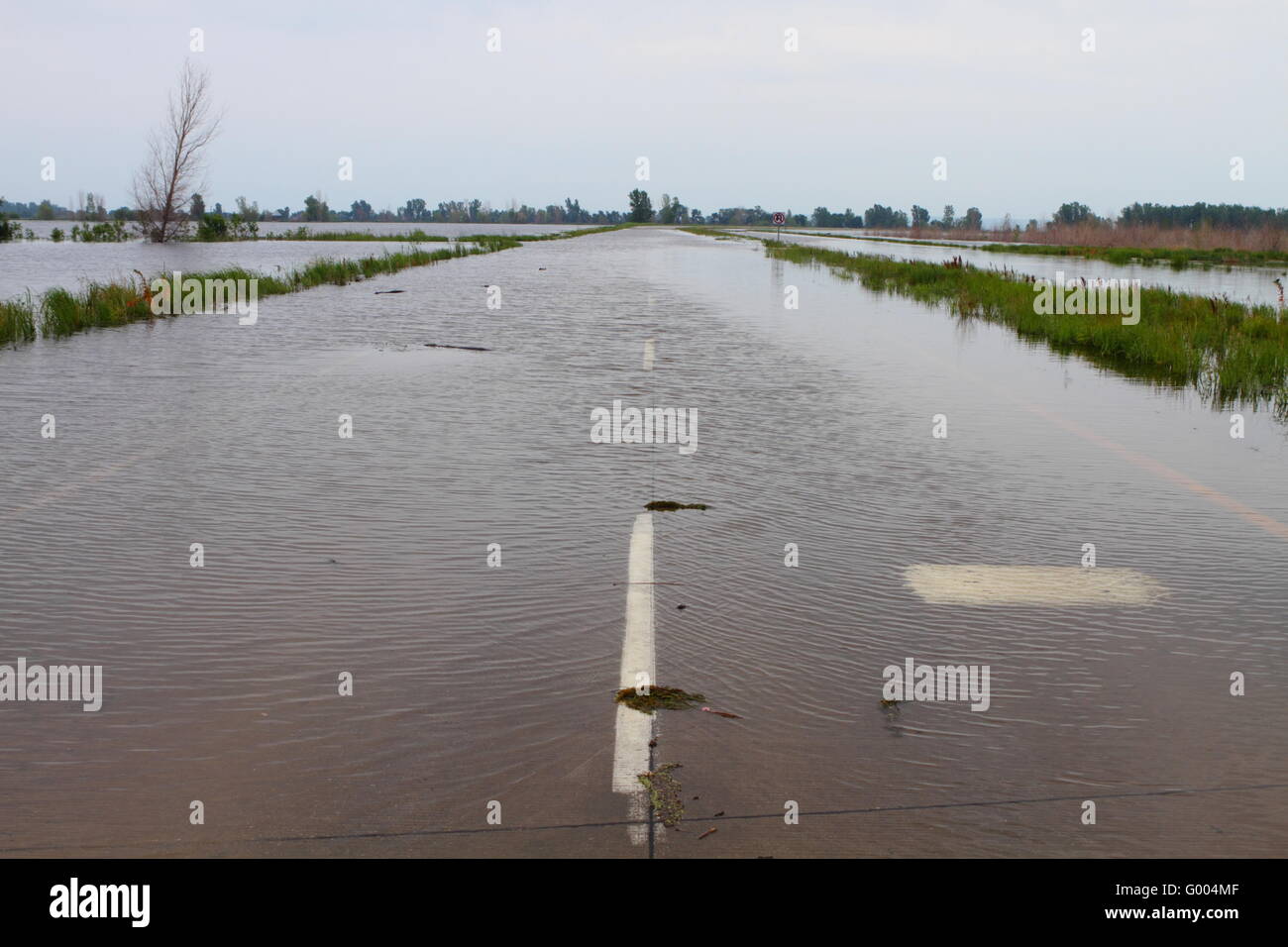 Autobahn im mittleren Westen bedeckt mit Hochwasser Stockfoto