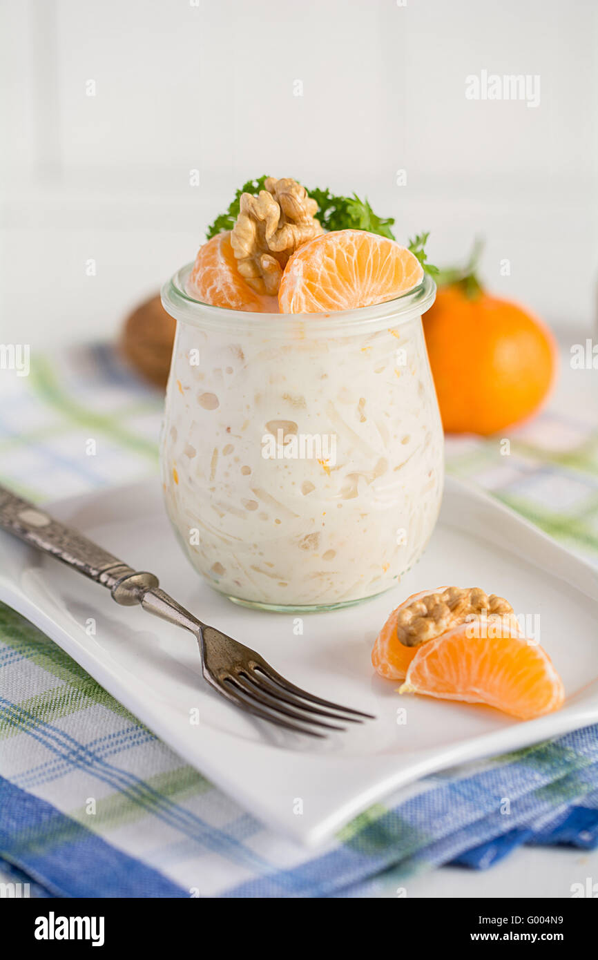 Waldorfsalat mit Mandarinen und Walnüssen Stockfotografie - Alamy