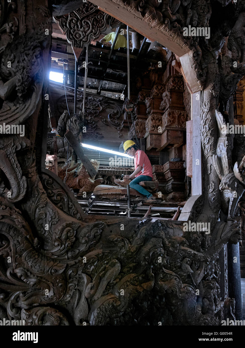 Handwerker bei der Arbeit auf das innere Heiligtum der Wahrheit Tempel Pattaya Thailand S. E. Asien Stockfoto