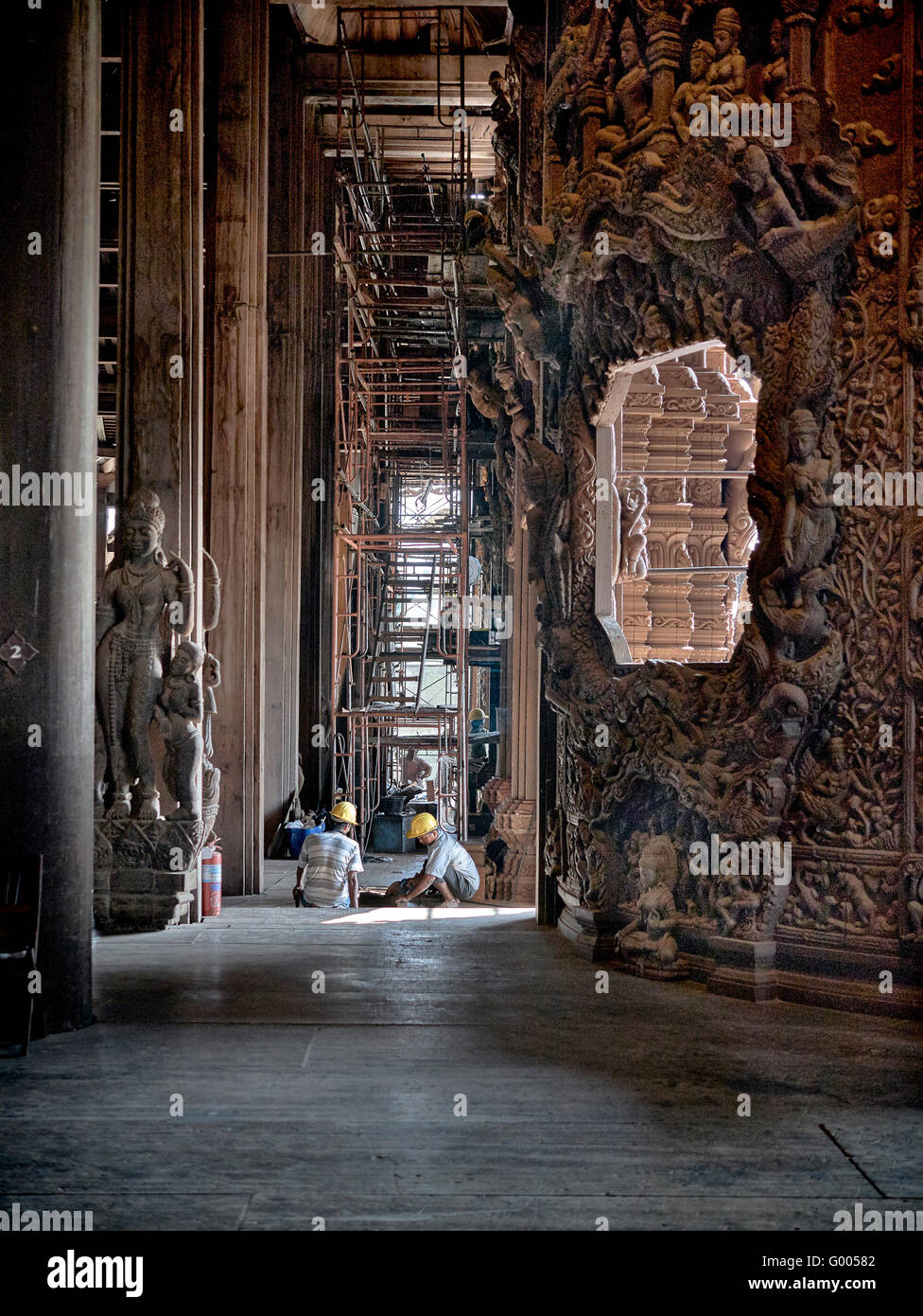 Heiligtum der Wahrheit Tempel Innenansicht der Männer bei der Arbeit. Pattaya Thailand S. E. Asien Stockfoto