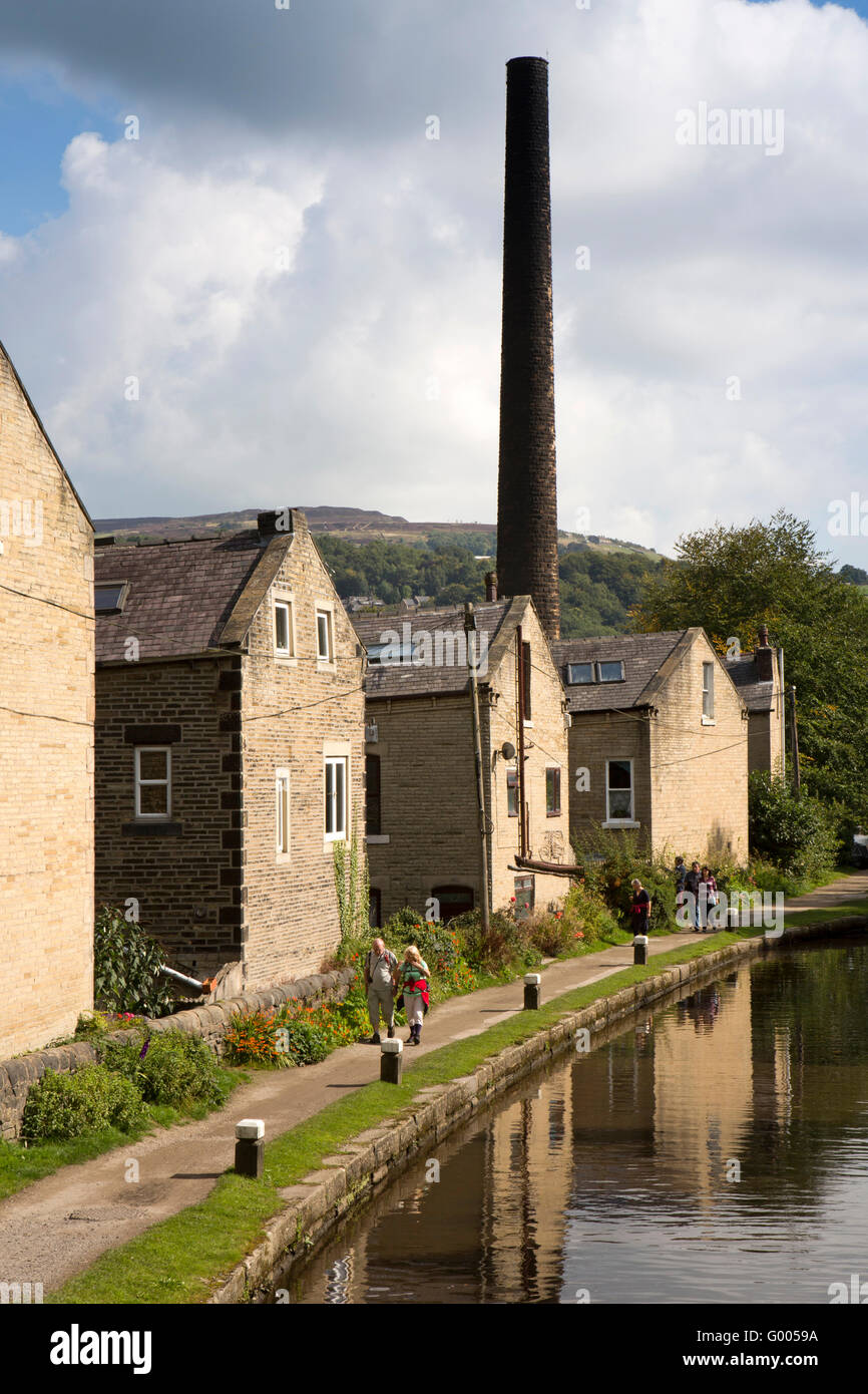 Großbritannien, England, Yorkshire, Calderdale, Hebden Bridge, am Ende Reihenhäuser neben Rochdale Kanal Leinpfad Stockfoto