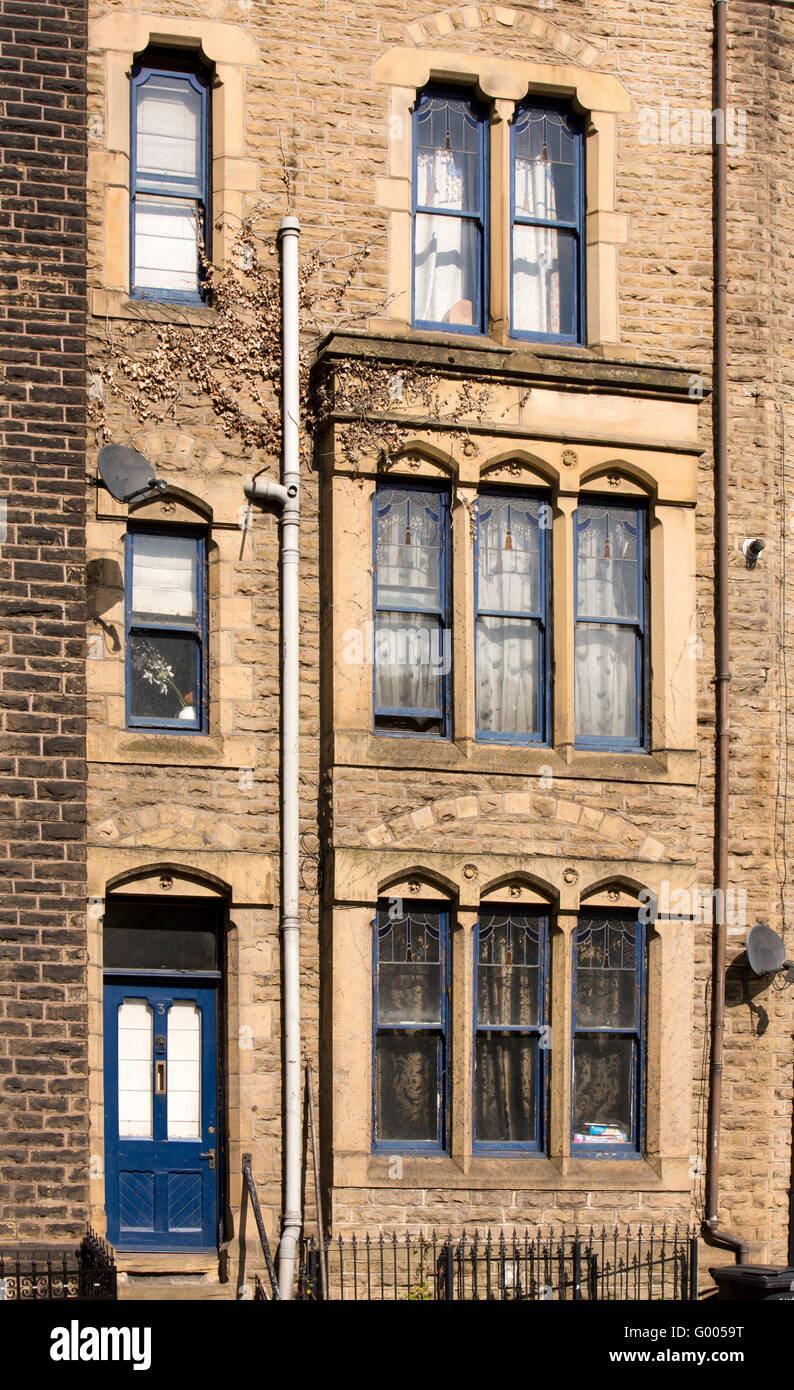 Großbritannien, England, Yorkshire, Calderdale, Hebden Bridge, Hangingroyd Road, große Stein erbaute Haus im Stadtzentrum Stockfoto