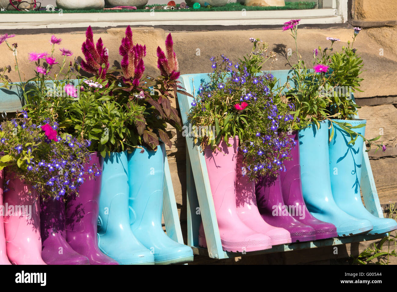 Großbritannien, England, Yorkshire, Calderdale, Hebden Bridge, Barkers Terrasse, B Perlen Shop, bunte Gummistiefel Stockfoto