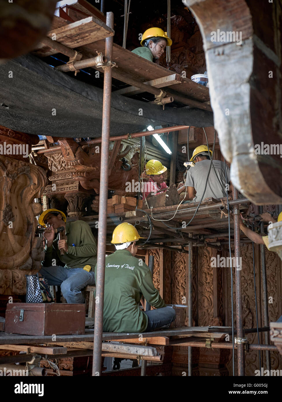 Woman - Hut. Bauerinnen, die am Heiligtum des Wahrheitstempels Pattaya Thailand S. E. Asia arbeiten Stockfoto