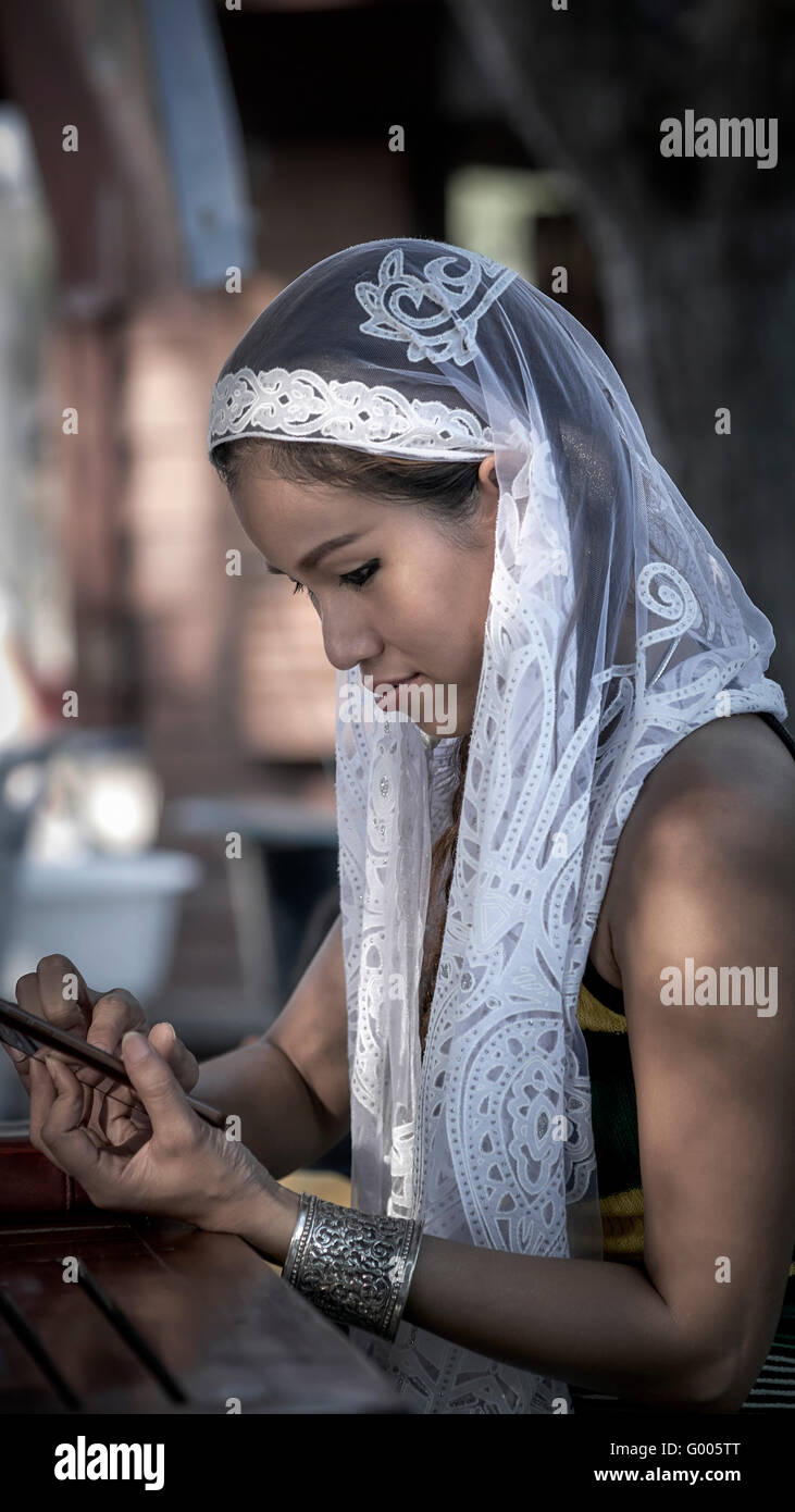Asiatische Schönheit. Frau trägt einen weißen Schleier. Thailand S. E. Asien. Asiatische Schönheit Stockfoto