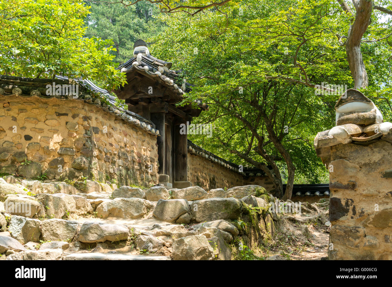 Traditionelle koreanische Tempeltür und Schritte Stockfoto