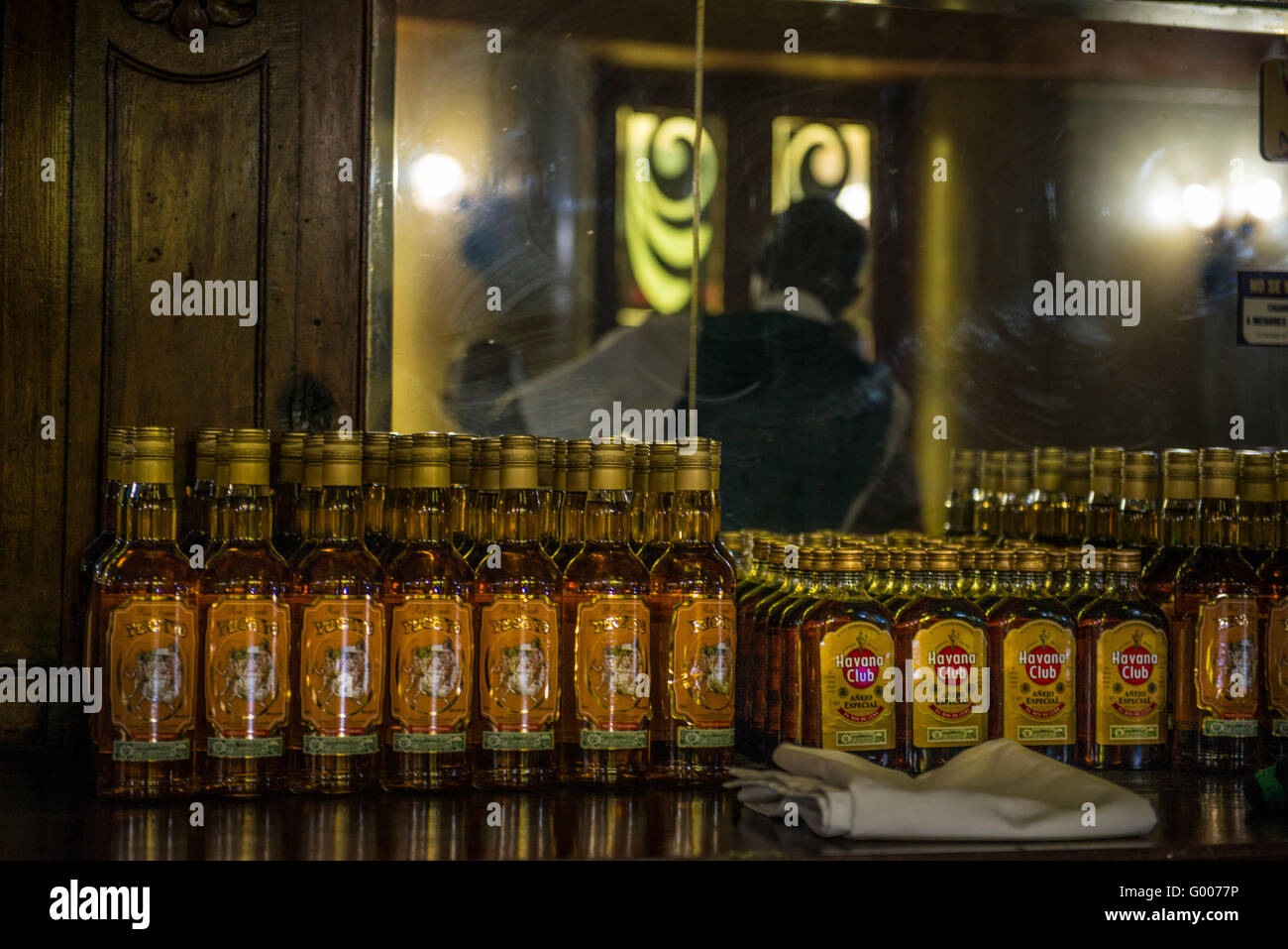 Dutzende von Flaschen Rum aufgereiht im Regal einer kubanischen Bar. Centro Habana, La Habana, Cuba Stockfoto