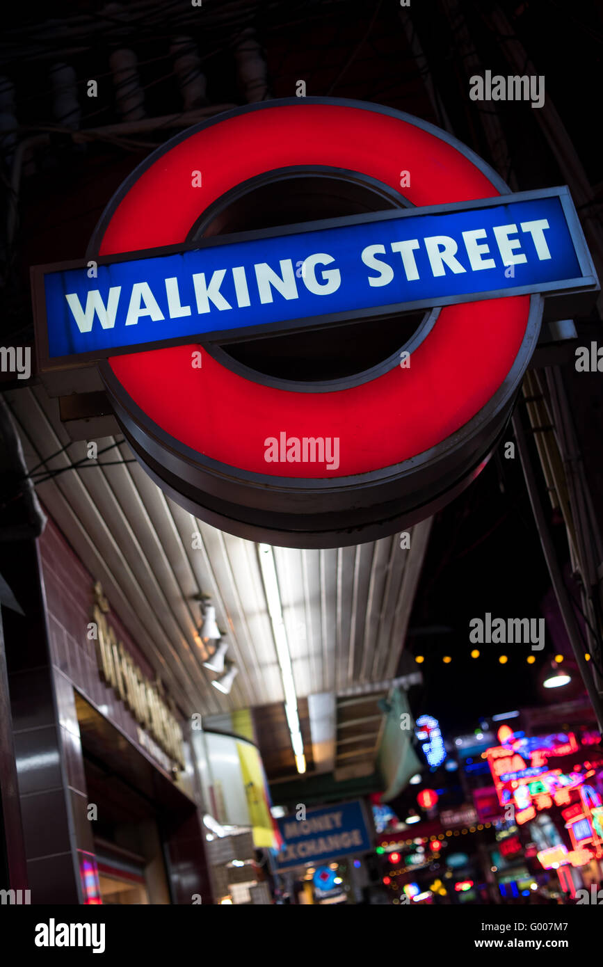 Fuß Straßenschild, Pattaya, beliebte Touristenattraktion in Thailand Stockfoto