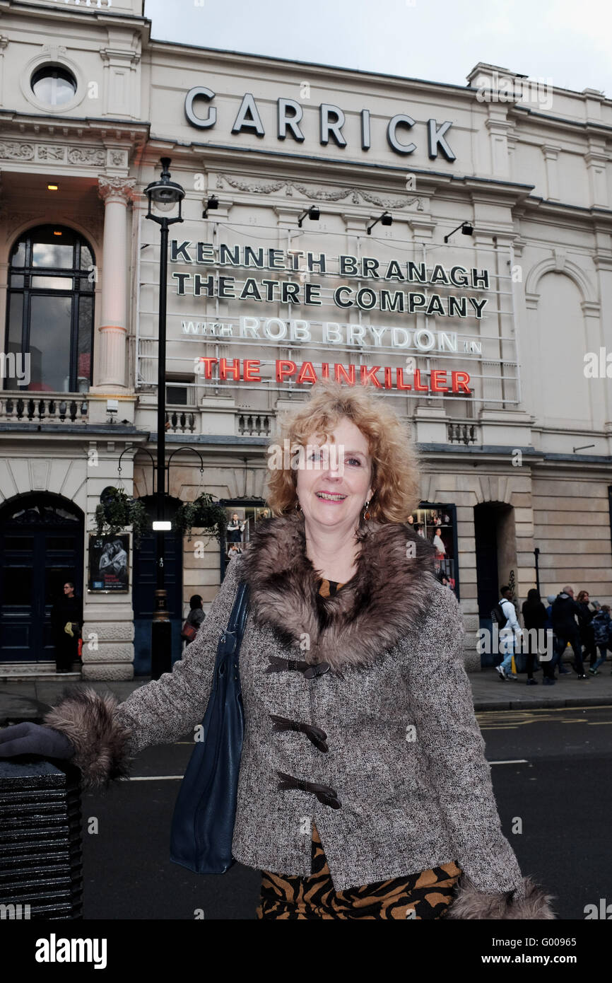 Frau außerhalb Garrick Theatre in London UK Stockfoto