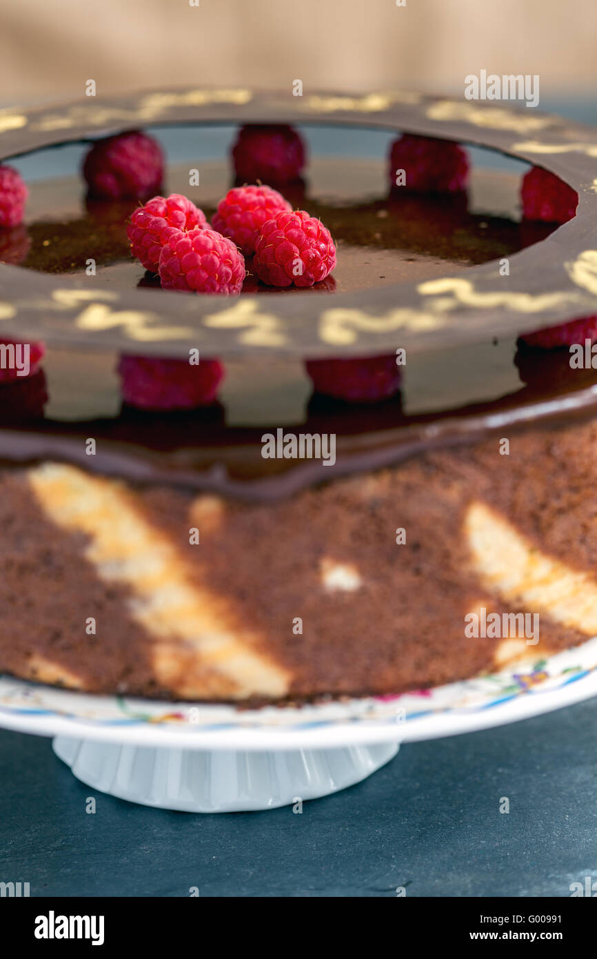 Kuchen mit Schokoladenglasur und Himbeeren Stockfoto