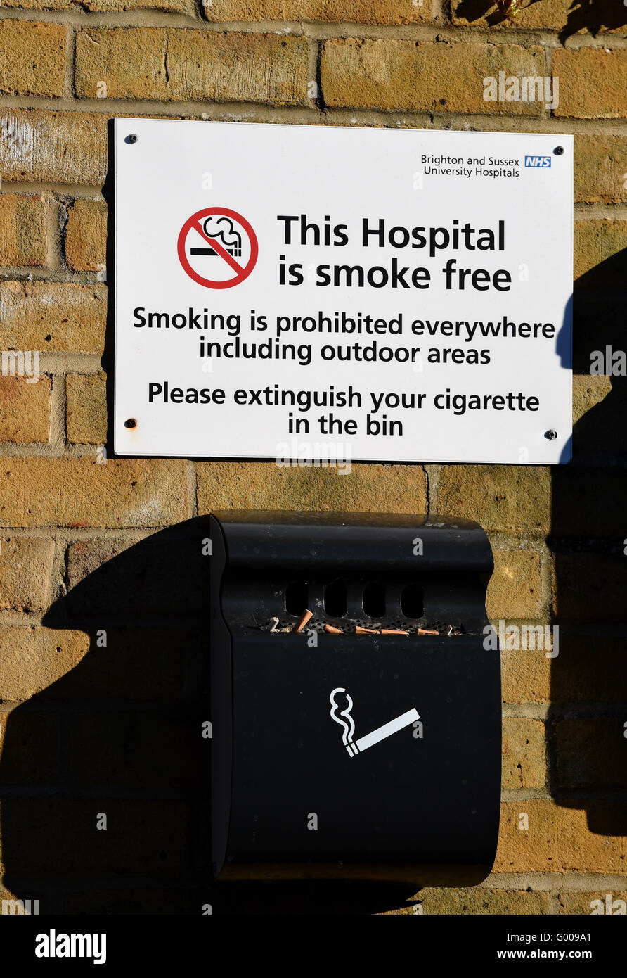 Royal Sussex County Hospital RSCH Brighton dieses Krankenhaus ist rauchfrei Zeichen auf Außenwand UK Stockfoto