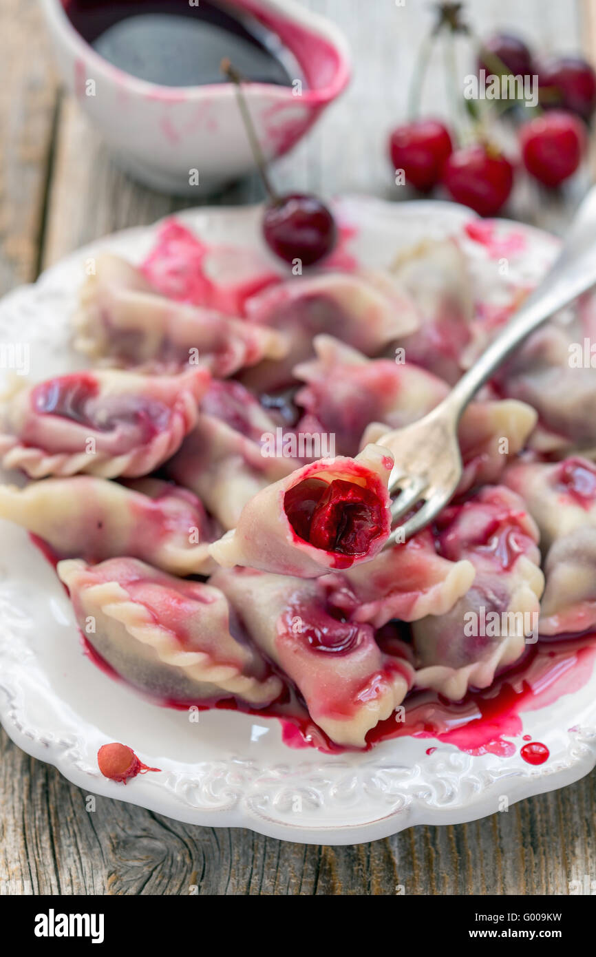 Platte mit Kirsche Knödel und roter Soße. Stockfoto