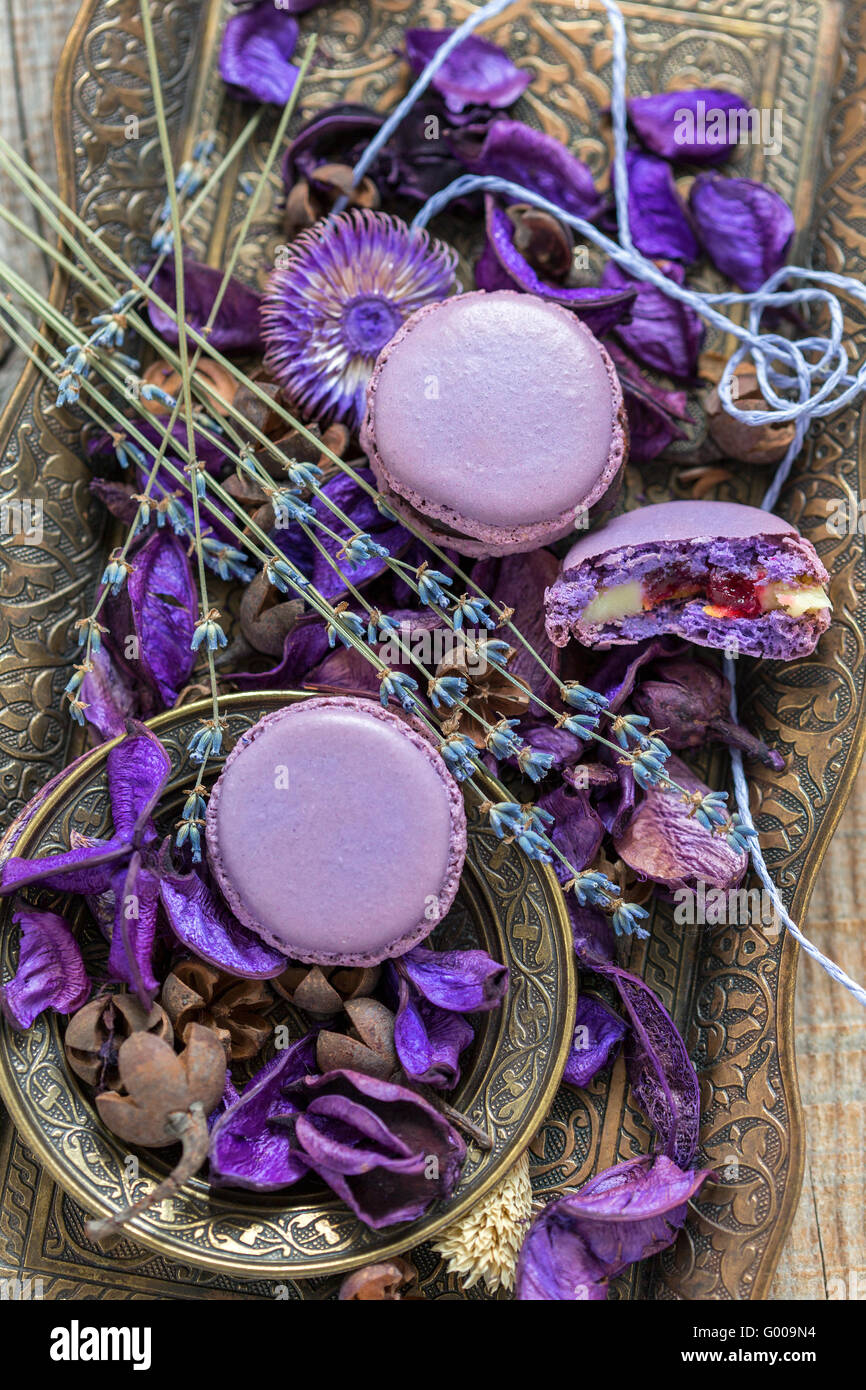 Macarons und Lavendel. Stockfoto