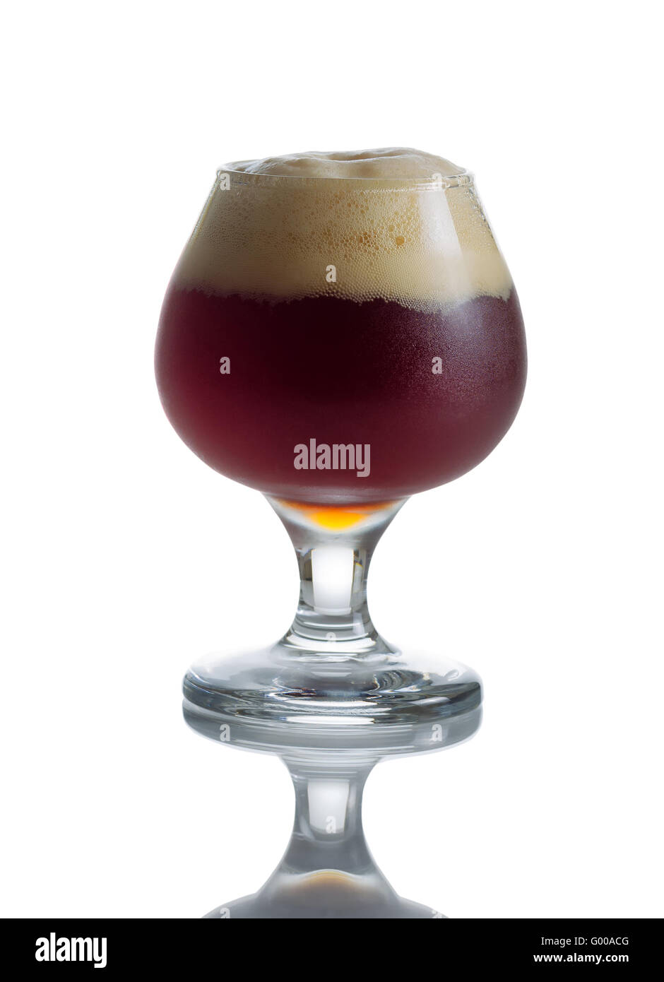 Vollständigen Entwurf dunkles Bier im Glas Becher Stockfoto