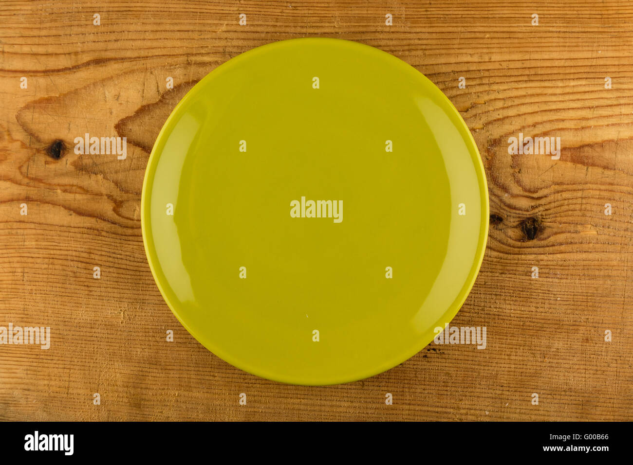 grüne Platte auf Holztisch Stockfoto