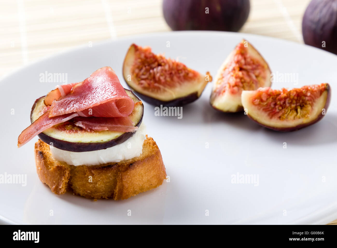 Feigen mit Käse und Schinken Stockfoto