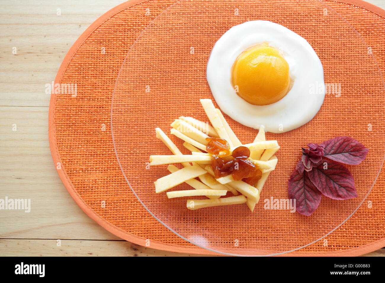 Nachahmung Ei Chips gemacht mit Früchten und Sahne Stockfoto