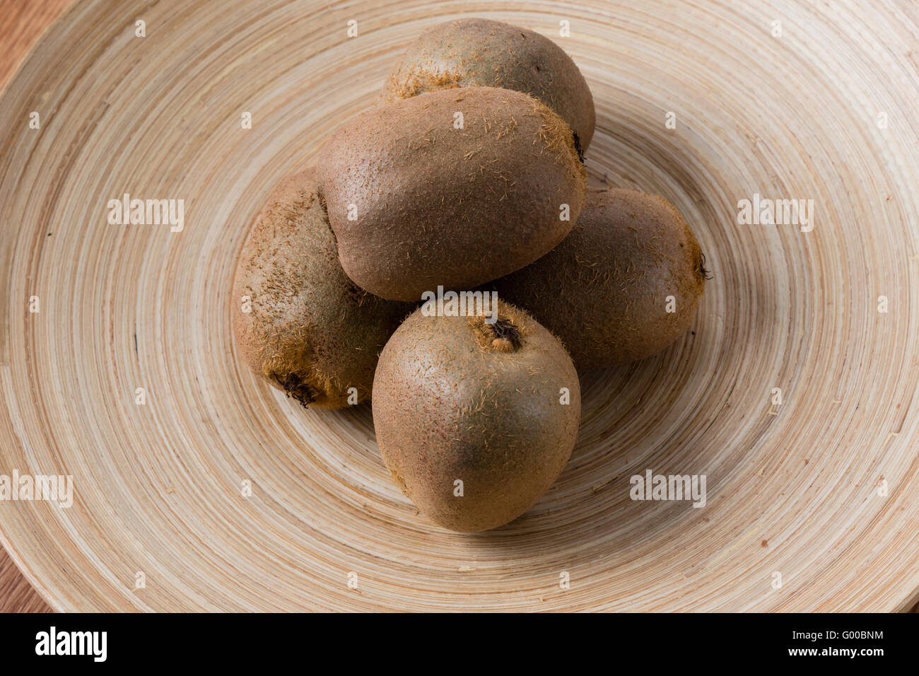 Kiwi auf Platte Stockfoto