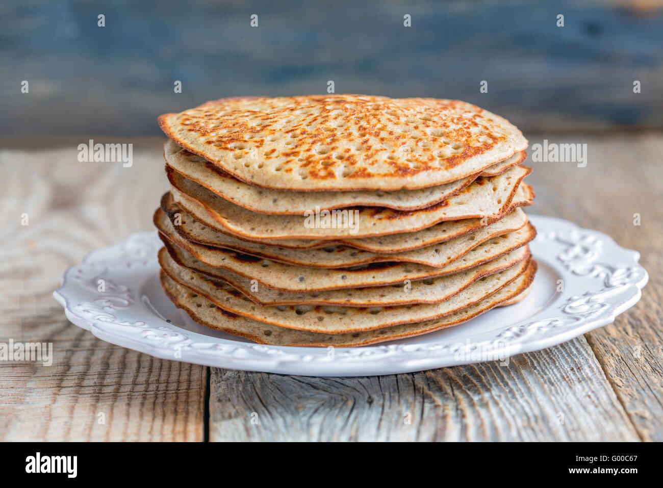 Stapel von Pfannkuchen aus Vollkorn Mehl. Stockfoto
