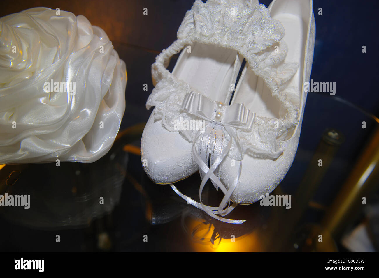schöne weiße Braut Handtasche und Schuhe auf dem Tisch Stockfoto