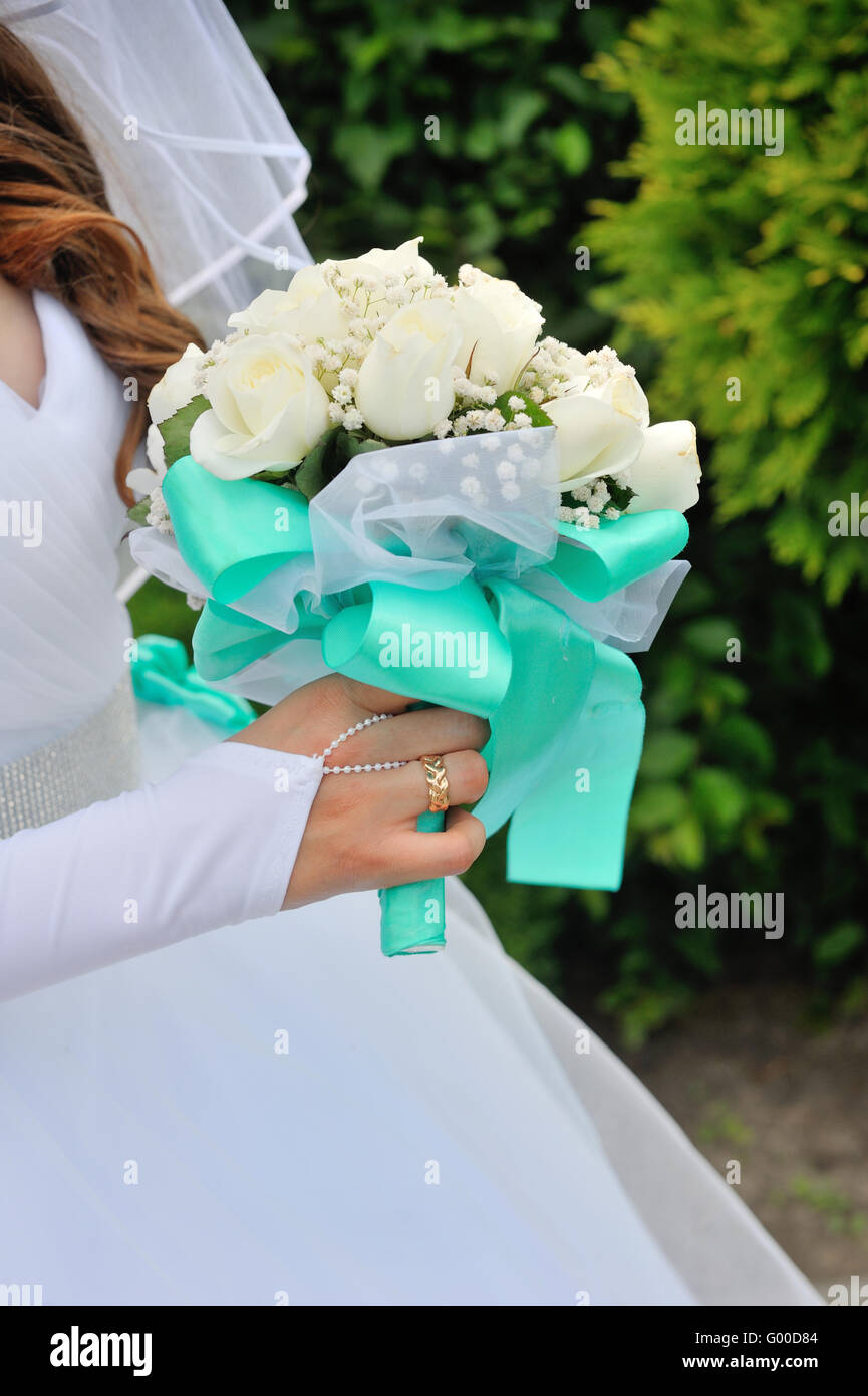 Braut Strauß weiße Rosen hält Stockfoto