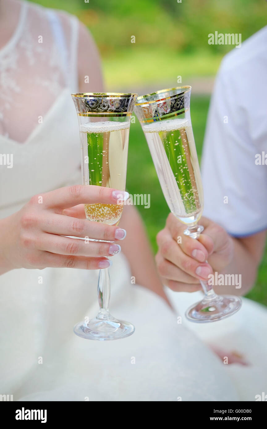 die Hand der Braut und Bräutigam mit Gläsern Champagner Stockfoto