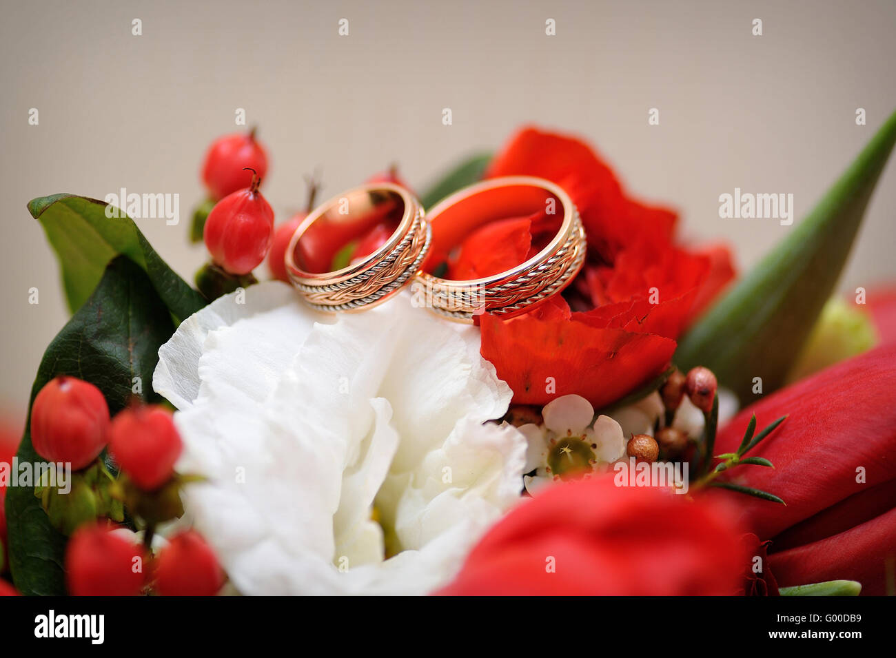zwei schöne Goldringe auf Hochzeit bouquet Stockfoto