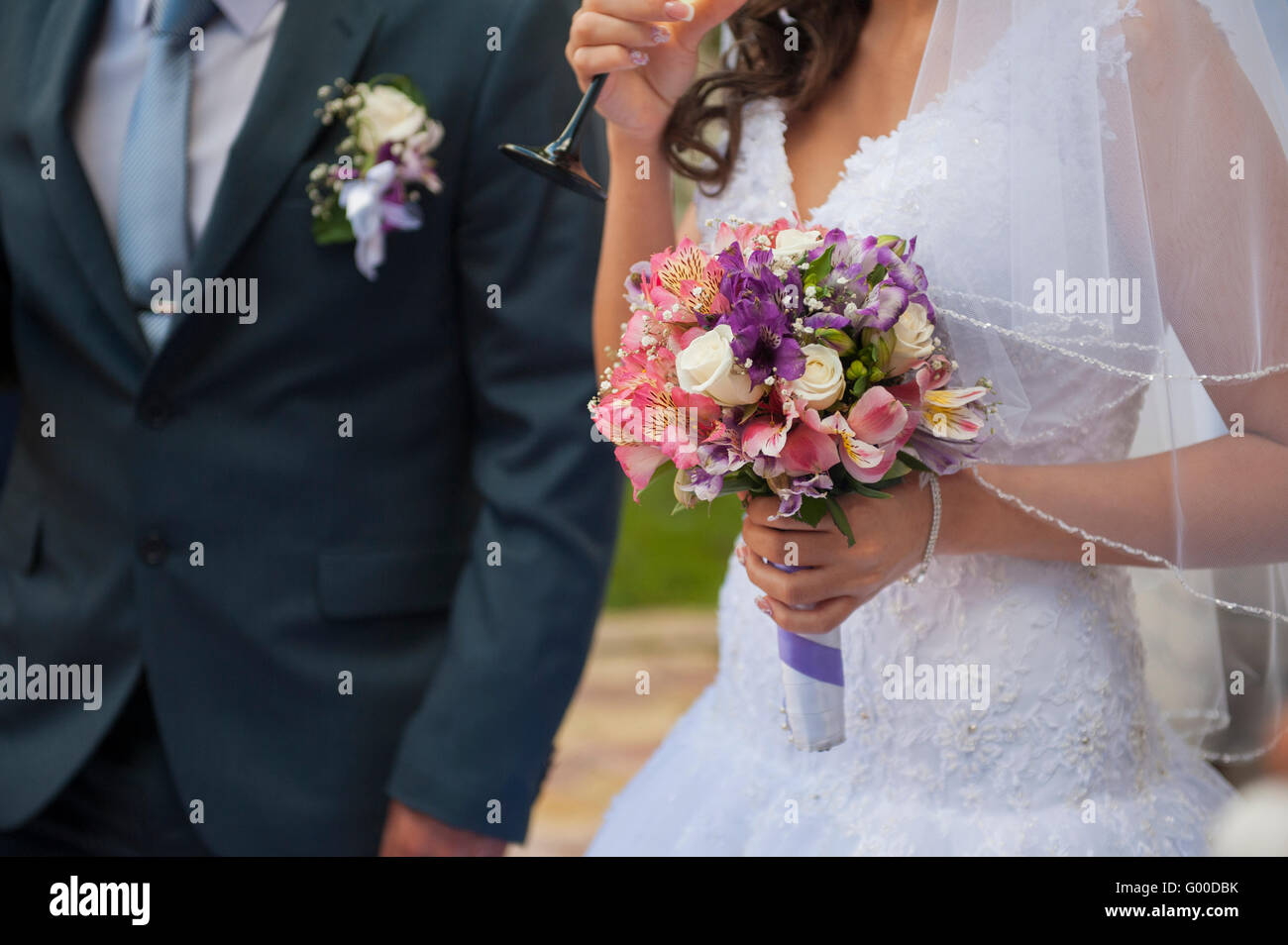 Brautstrauß in Händen der Braut Stockfoto