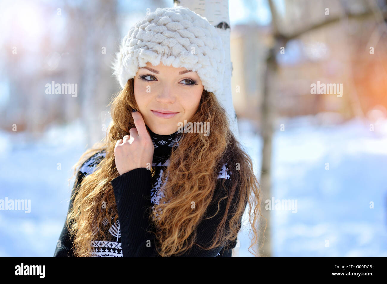 Frau umarmen sich kalt im winter Stockfoto