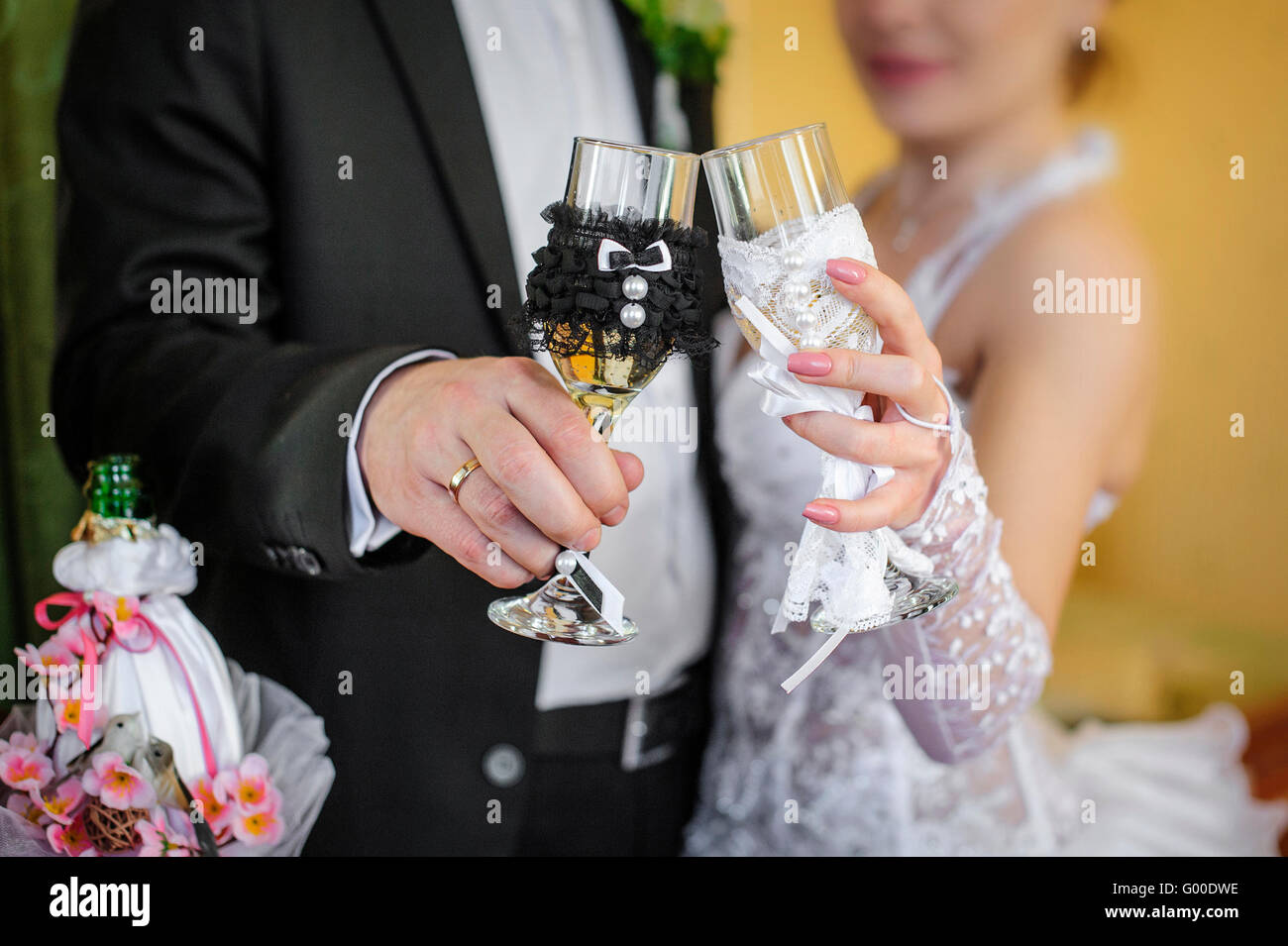 Schön dekorierte Hochzeit Gläser in die Hände der Braut eine Stockfoto
