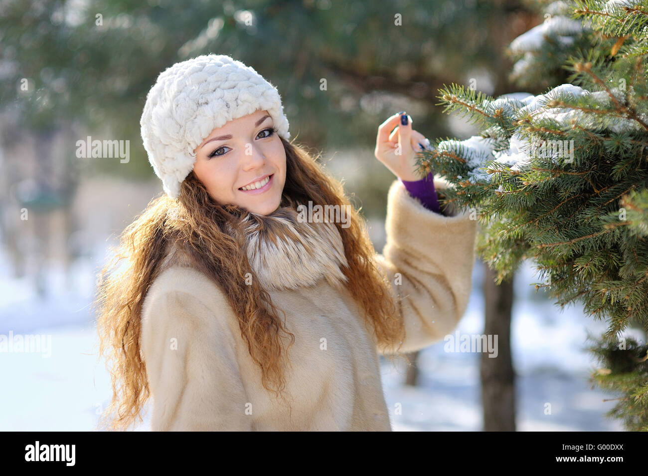 schöne Mädchen im Winter Hut geht Stockfoto