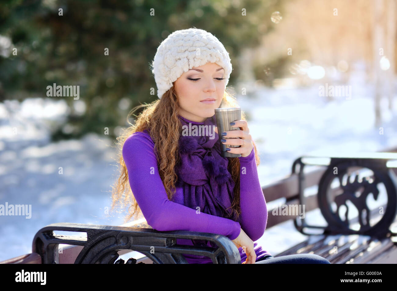 Frau mit heißen Kaffee an Wintertag Stockfoto