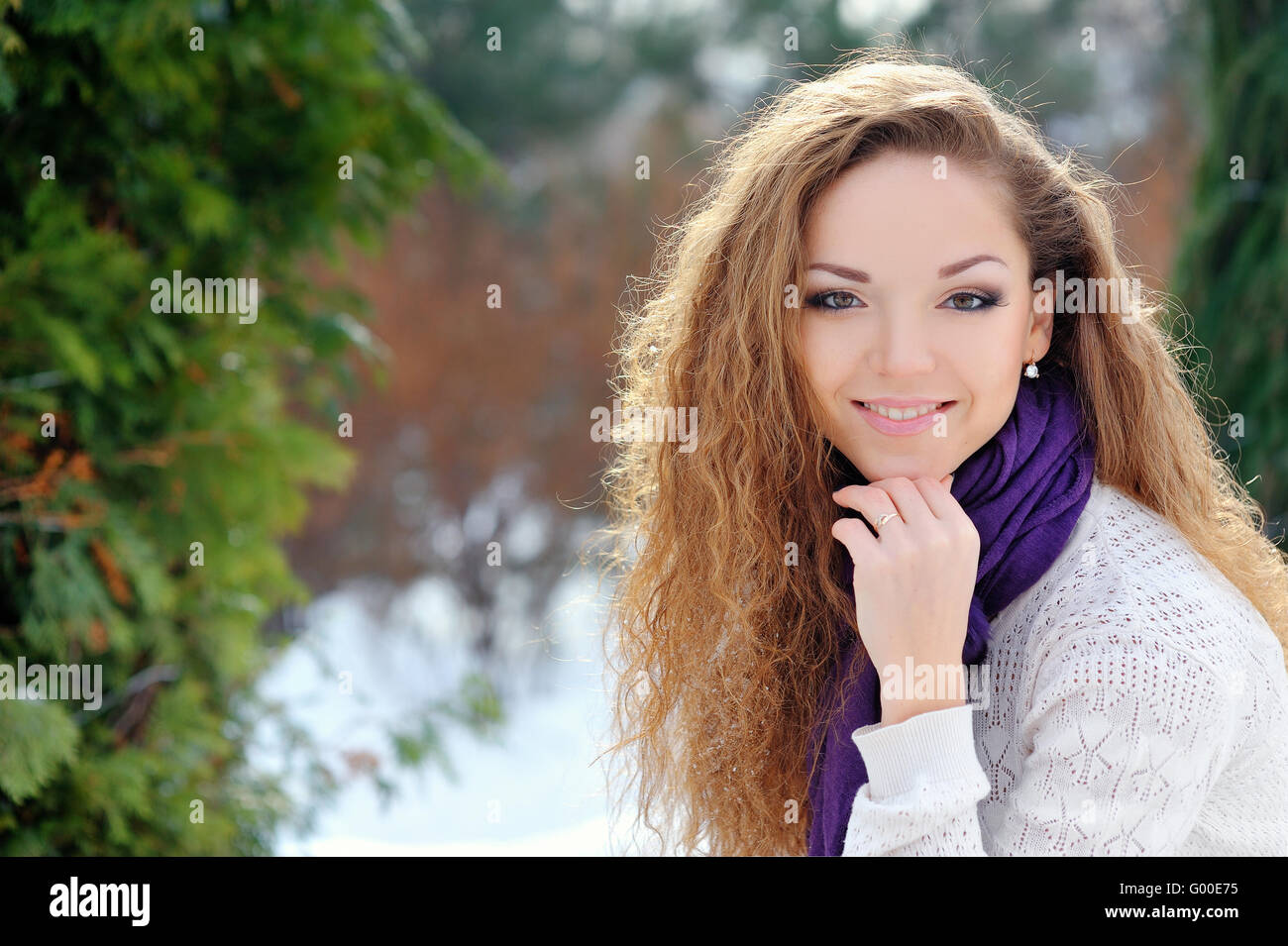 Junge schöne Frau tragen Winterkleidung Stockfoto