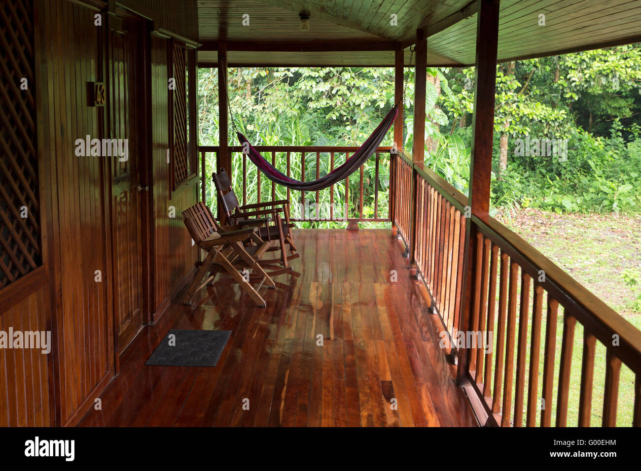 Hängematte und Stühle in Selva Verde Lodge in Sarapiqui in Costa Rica. Die Lodge mit Eco-Anmeldeinformationen befindet sich in der rainfores Stockfoto