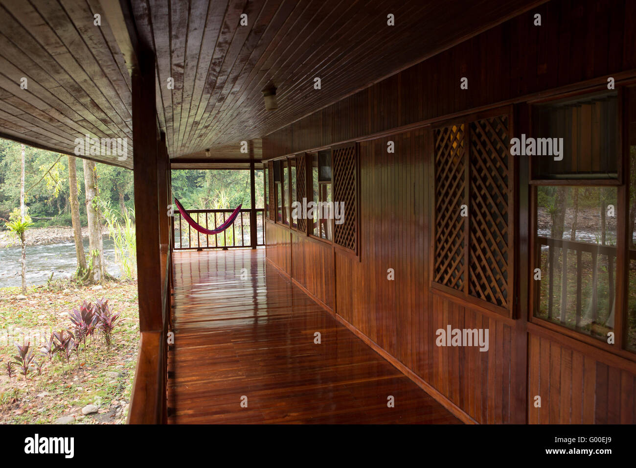 Eine Hängematte außerhalb Zimmer in Selva Verde Lodge in Sarapiqui in Costa Rica. Die Lodge mit Eco-Anmeldeinformationen befindet sich in der rainfo Stockfoto