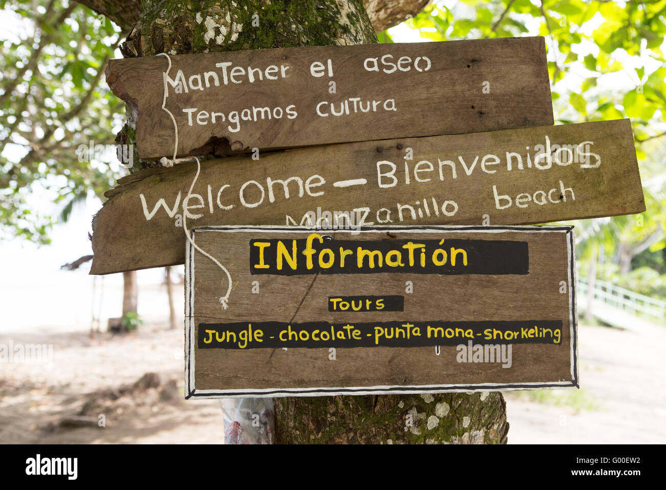 Willkommen Schilder am Playa Manzanillo in Costa Rica. Der Strand liegt in der Nähe von Puerto Viejo Limon Provinz des Landes. Stockfoto