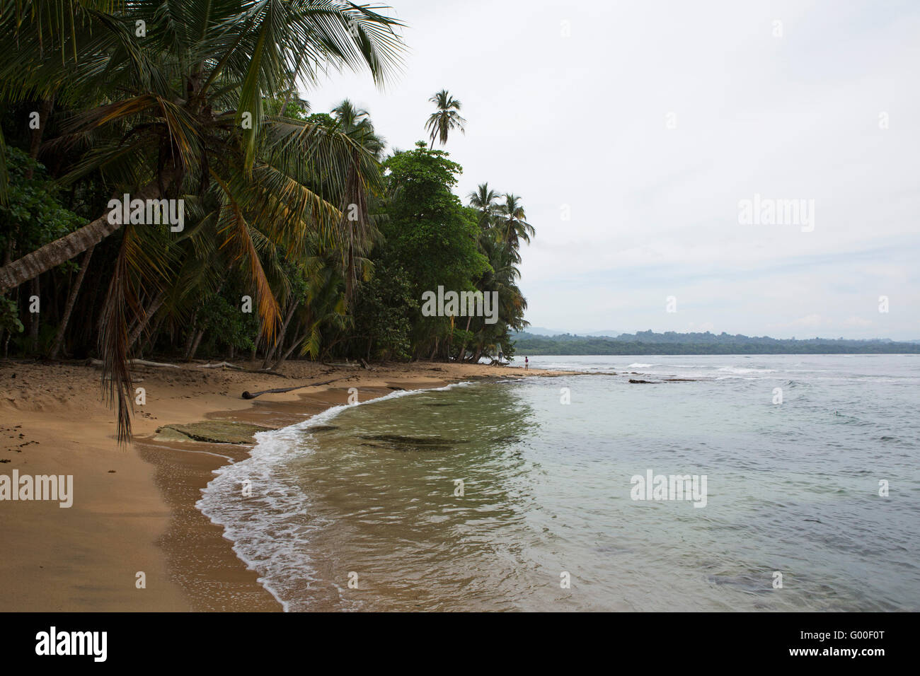 Das Karibische Meer runden Playa Manzanillo in Costa Rica. Der Strand liegt in der Nähe von Puerto Viejo Limon Provinz des Landes. Stockfoto