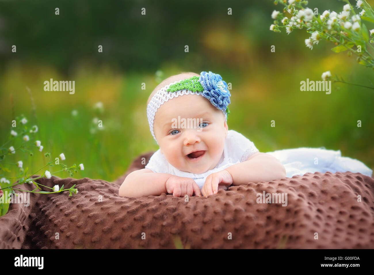 Baby auf dem Rasen im park Stockfoto