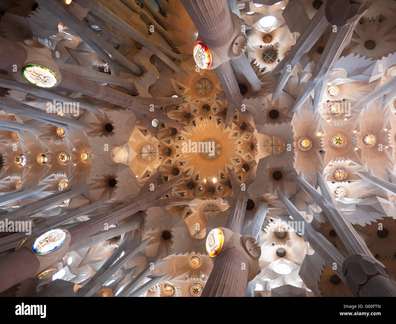 innenraum-der-sagrada-familia-fotos-und-bildmaterial-in-hoher