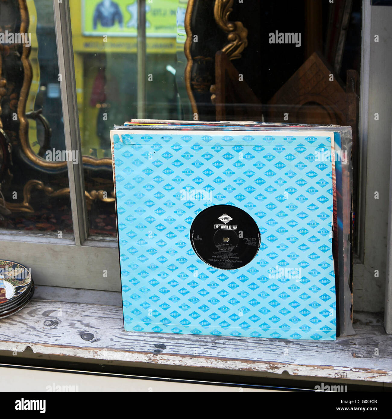 London - 17. Januar 2015. Flohmarkt-Schaufenster mit altmodischen waren in London City, UK, am 13. Juni 2014 angezeigt. Retro Stockfoto