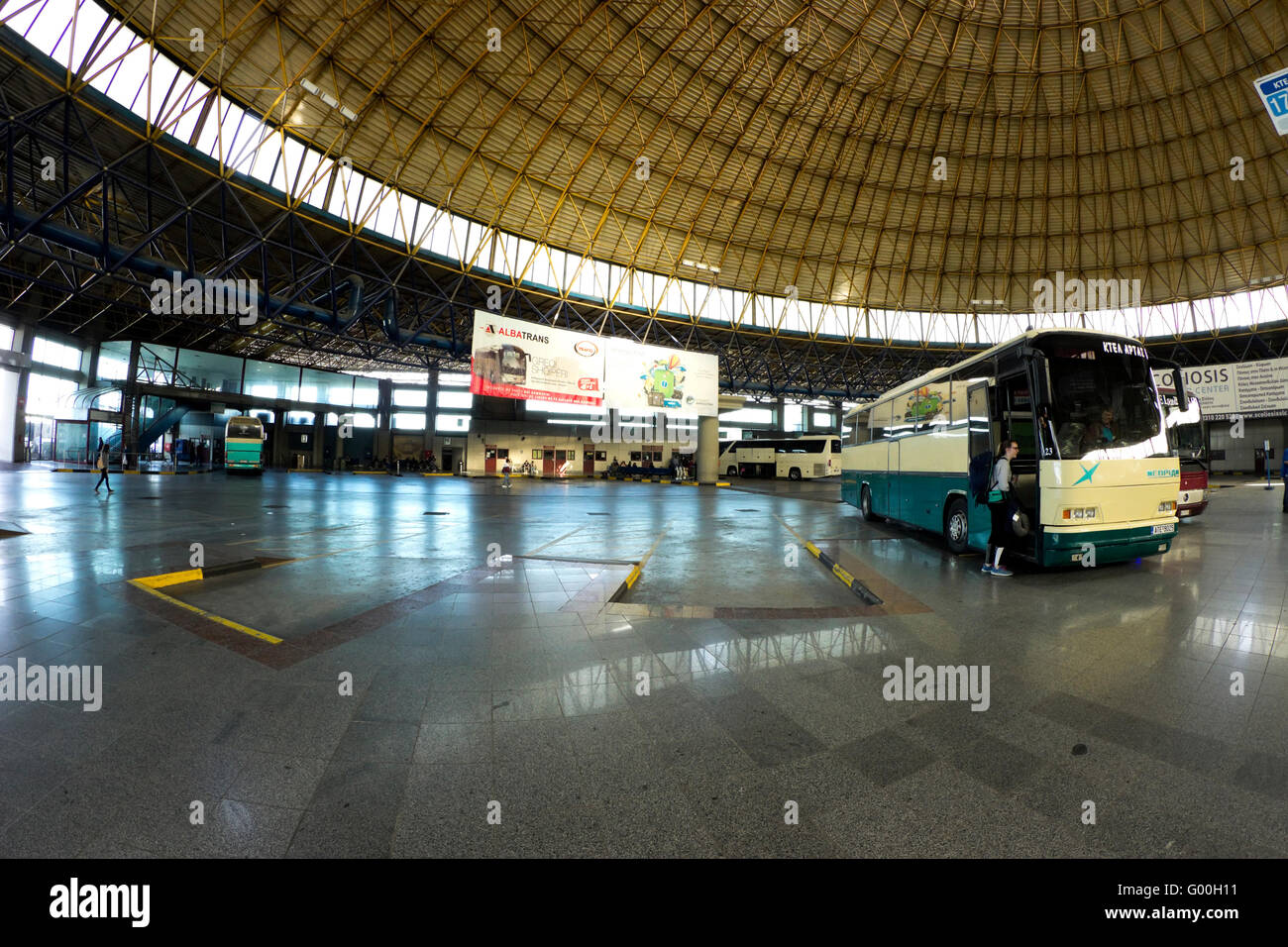 Abfahrt/Ankunft Bereich und geparkten Bus warten. Thessaloniki KTEL intercity-Busbahnhof Makedonia Stockfoto