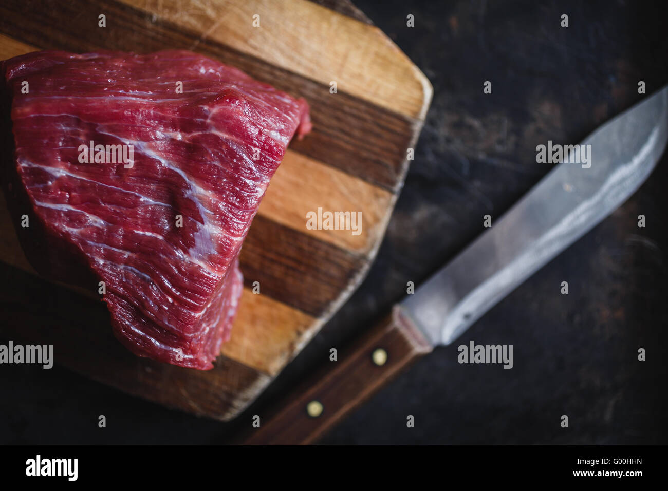 frisches Fleisch Rindfleisch auf dunklem Hintergrund Stockfoto