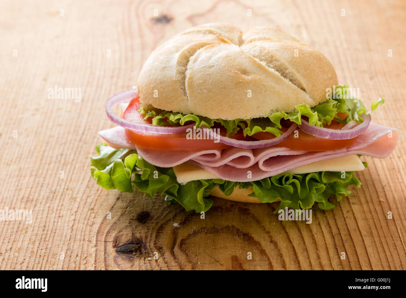 Schinkensandwich auf Holztisch Stockfoto