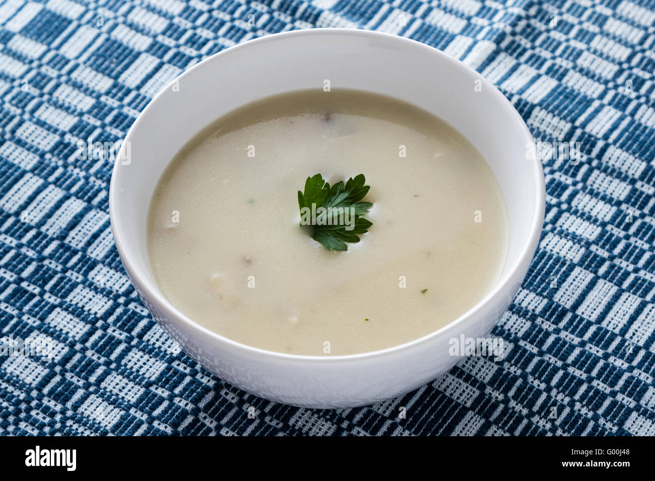 Champignon-Suppe in der Schüssel weiß Stockfoto