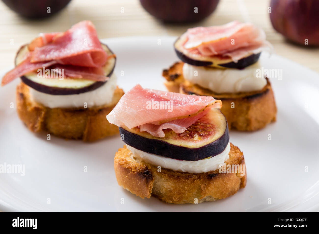 Feigen mit Käse und Schinken Stockfoto