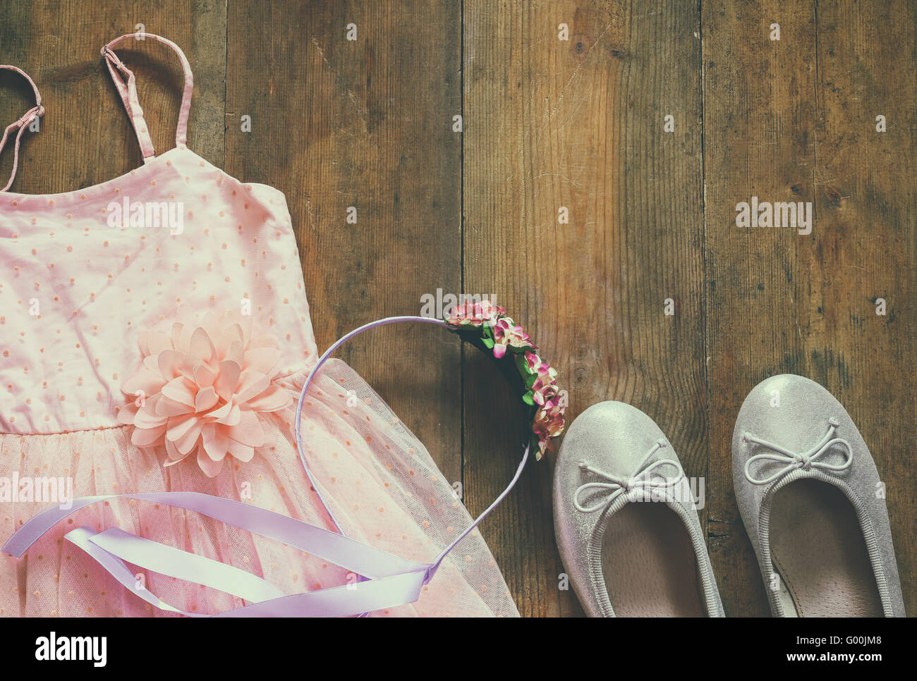 Vintage chiffon-Mädchen Kleid, Blumen Diadem neben Ballettschuhe auf hölzernen Hintergrund. Jahrgang gefiltert und getönten Bild Stockfoto
