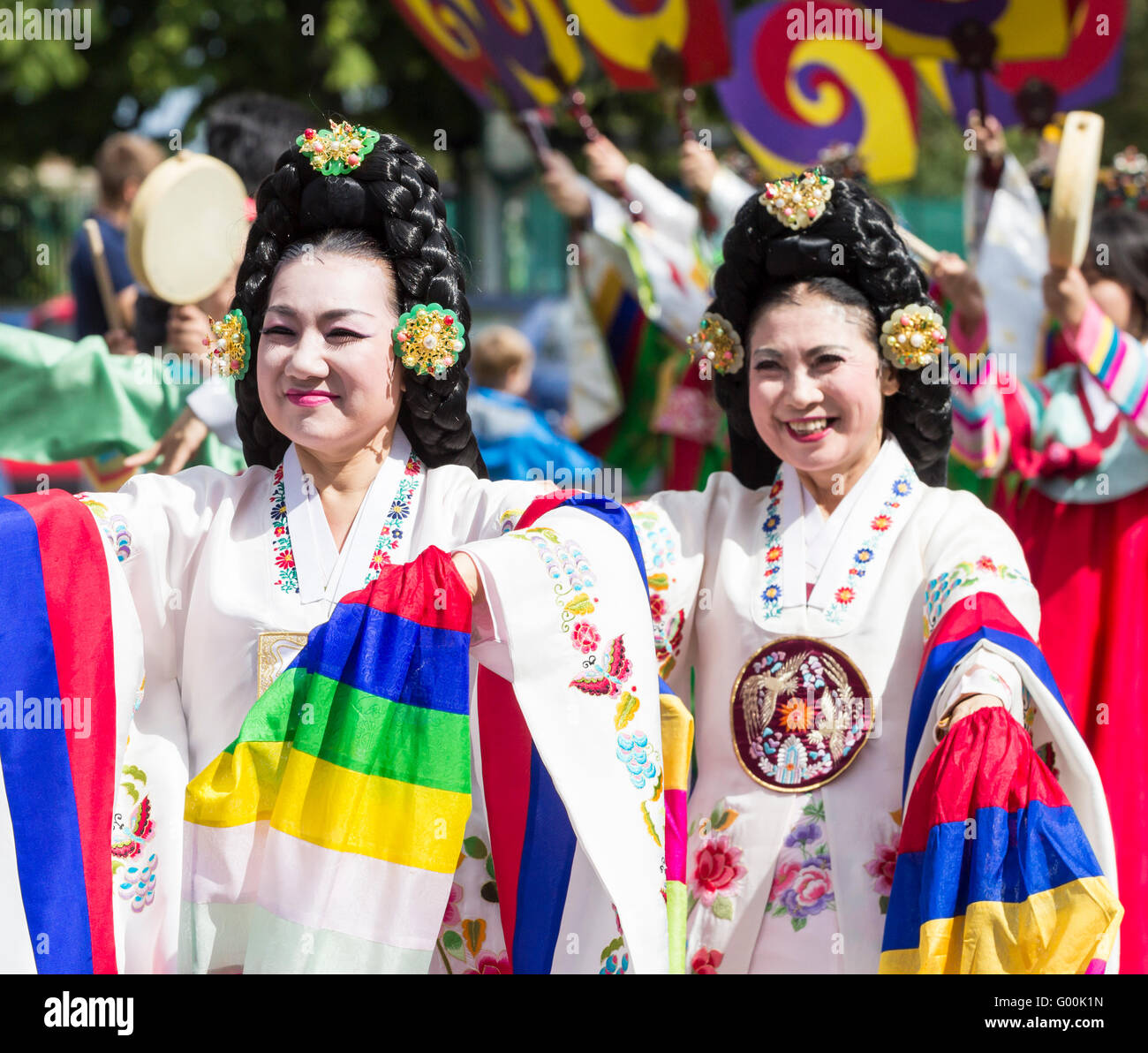 Tänzer aus Südkorea in traditioneller Tracht. Stockfoto